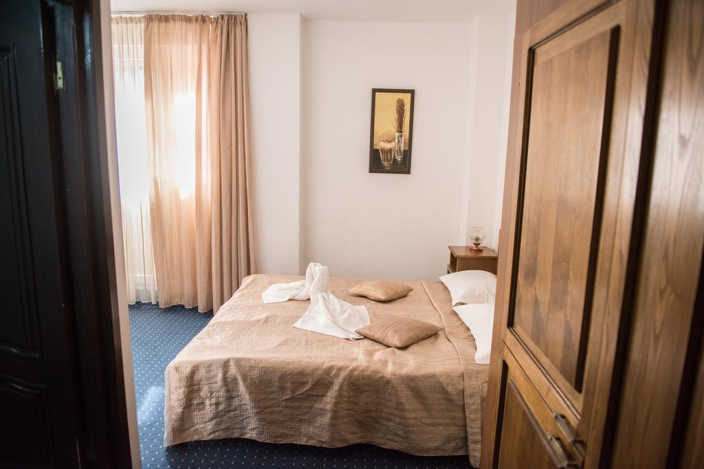 Hotel Dynes Eforie Nord Ngoại thất bức ảnh